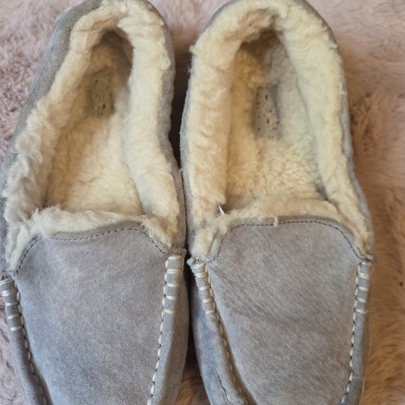 UGG Cozy Gray Moccasins with Cream Fleece Lining - Picture 2 of 6